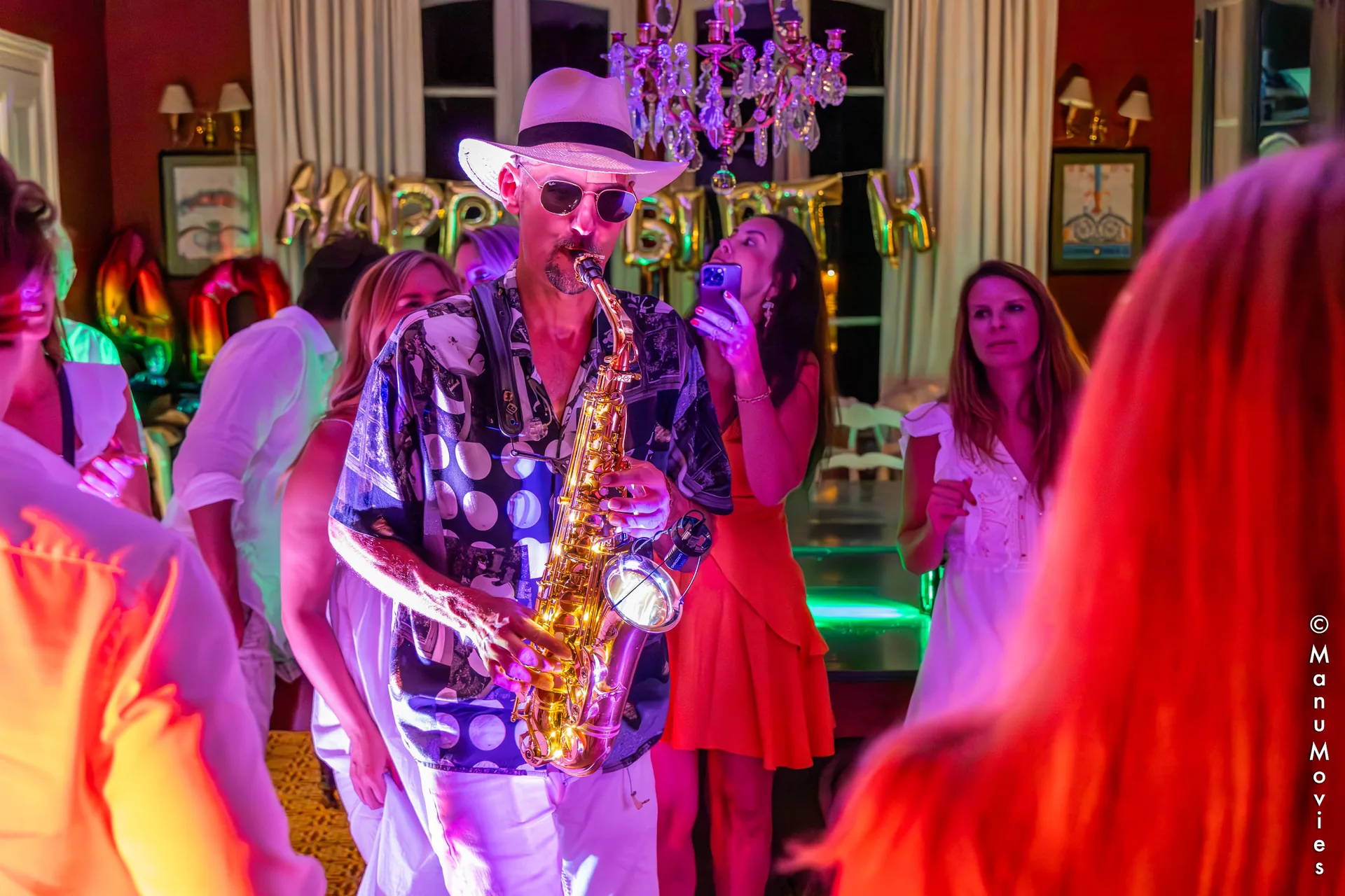 DJ sax à un anniversaire à Paris : mikOsax joue du saxophone au milieu des invités sous les ballons Happy Birthday